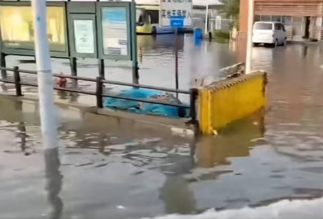 天津滨海新区某公交站海水倒灌    网络视频截图
