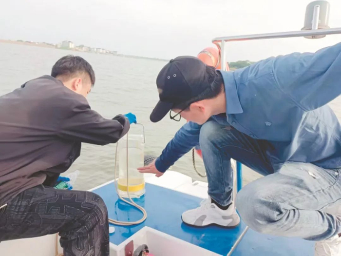 图为江西省上饶市驻点工作人员在鄱阳湖上饶湖区开展水质样品采集。上饶市驻点工作组供图