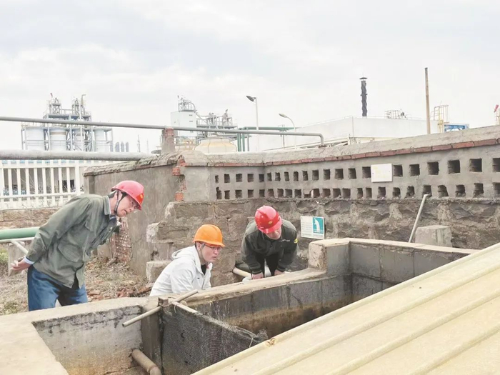 图为江西省九江市驻点开展工业园区典型企业尾水治理试点示范工程踏勘。 九江市驻点工作组供图