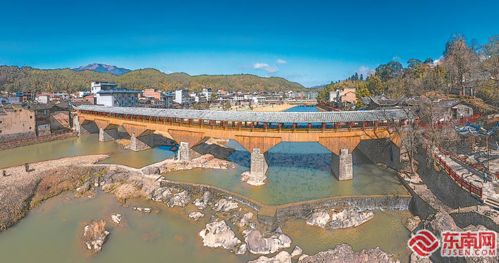 修复后的万安桥，依旧是那么从容、优雅。