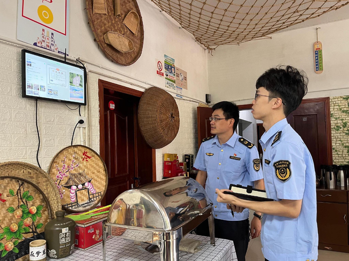 市场监管人员检查“阳光共富农家乐”放心消费街区创建情况。