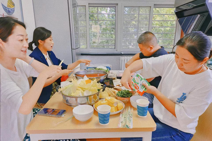 河北移动廊坊广阳分公司万达支局员工在小食堂就餐。受访者供图