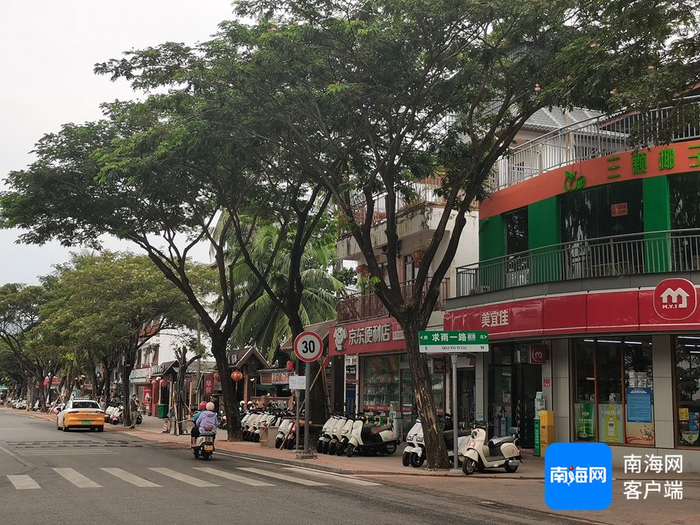　　博后村求雨一路街景。记者 利声富 摄