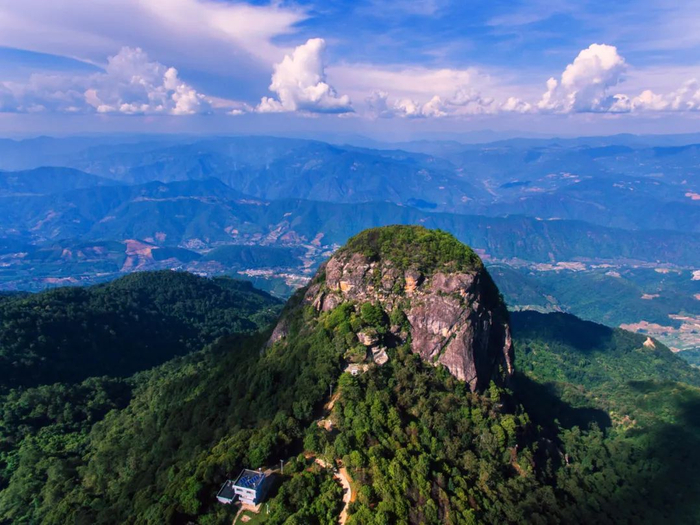 大帽耳山是哀牢山脉一座著名山峰。潘泉 摄