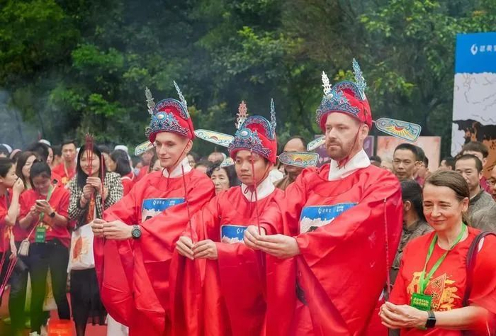 俄罗斯留学生马浩茗参加在武夷山举办的开茶仪式。林怡然摄（新华社发）