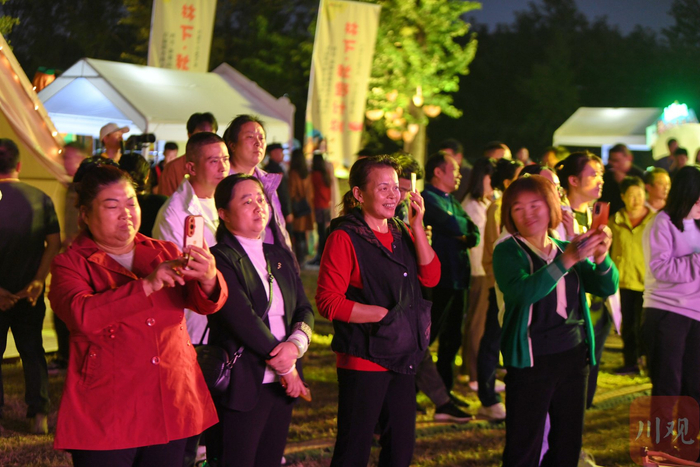 2024年10月25日晚，在四川省成都市新都高新技术产业园区高东路沐光森林，乐队在沐光森林营地彩排时迎来游客观赏。