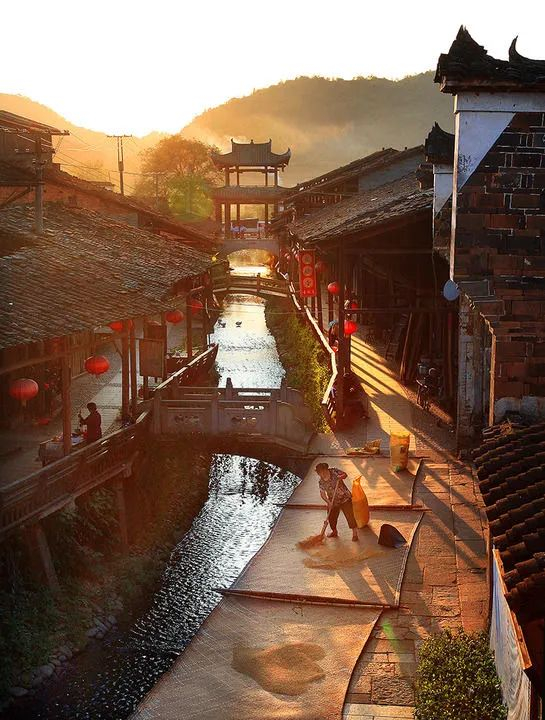 夕阳下的下梅村一角。郑友裕摄（新华社发）