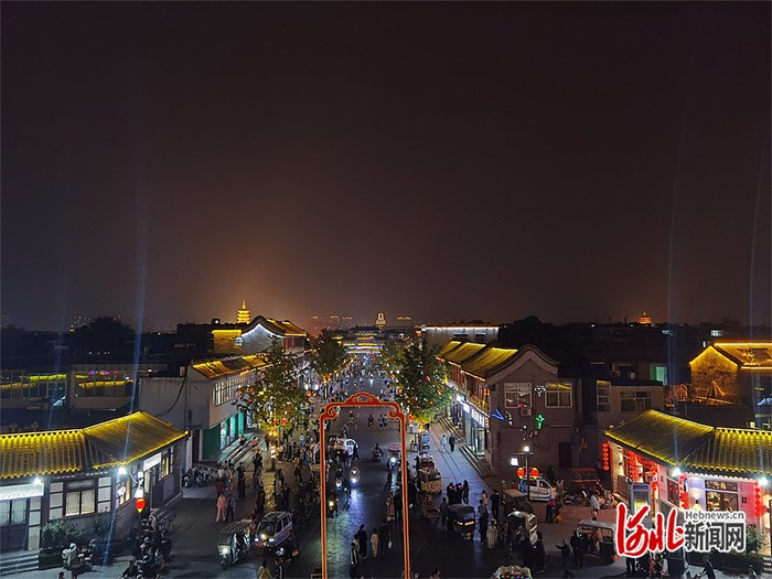 10月6日夜，从阳和楼上眺望，正定城内灯火璀璨。 河北日报记者 龚正龙摄