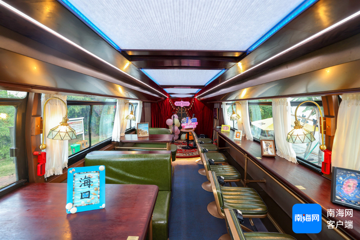 “老爸茶·海口巴士”内景。记者陈望 摄