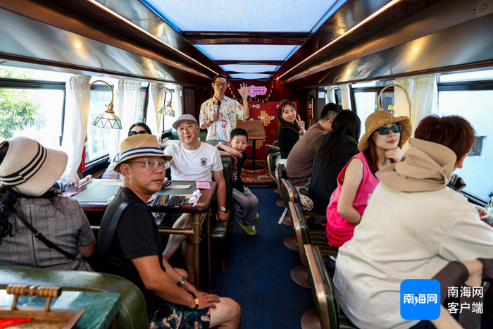　　市民游客体验“老爸茶·海口巴士”。记者陈望 摄