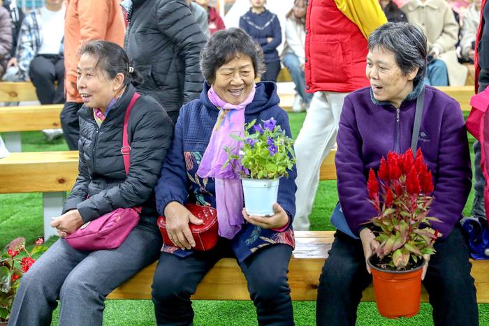 市民领取花卉。何建勇/摄