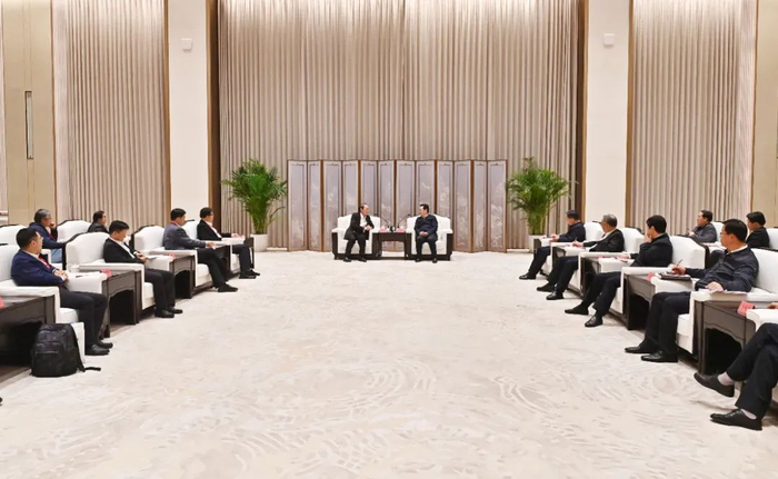 张国华与参加雄安新区人工智能产业大会嘉宾举行工作座谈。刘向阳摄