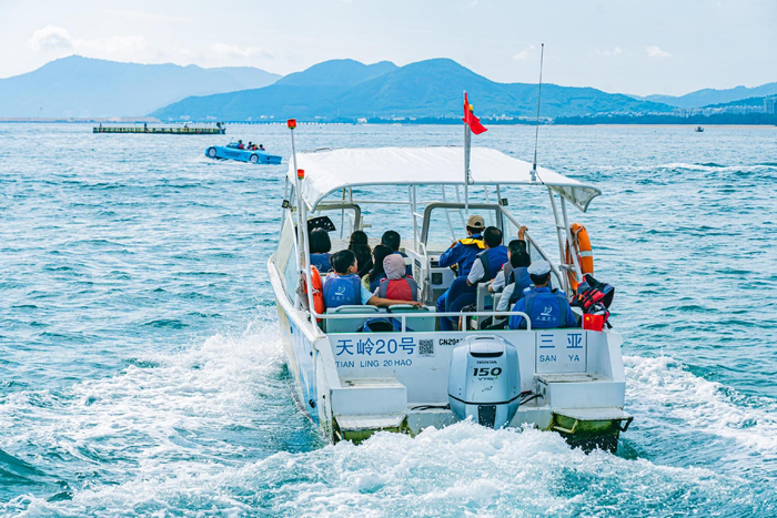 游客在三亚天涯海角游览区体验水水上项目。三亚旅发公司供图