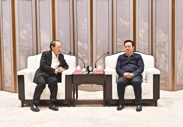 张国华与参加雄安新区人工智能产业大会嘉宾举行工作座谈。刘向阳摄