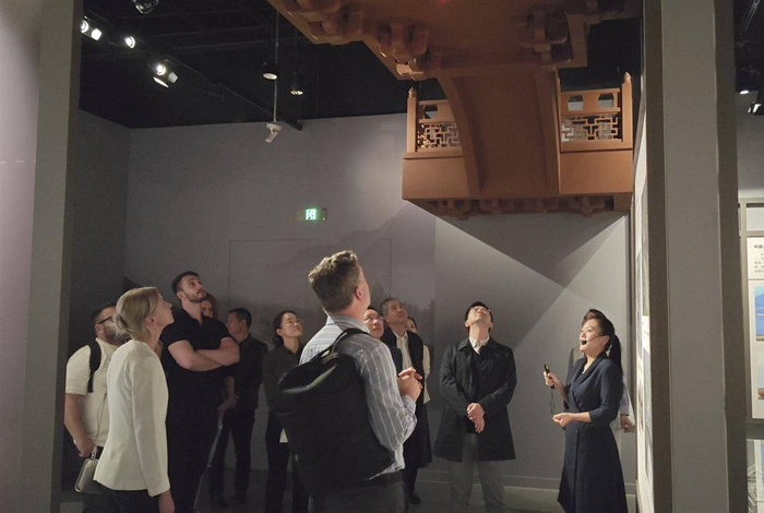 匈牙利媒体考察团观察中国古代桥梁构造样式