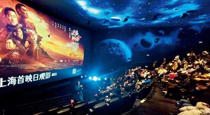 2023年1月22日，影迷在上海橙天嘉禾影城“Star Max星空厅”观看《流浪地球2》。图/视觉中国