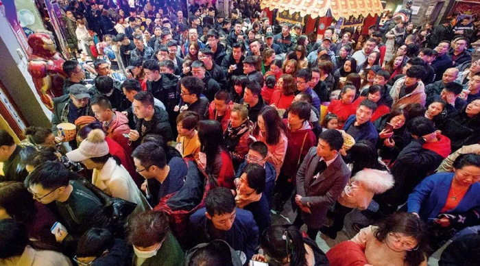 2018年2月16日，山西太原市，人们在一家影院排队检票准备观看电影。摄影/本刊记者 张云