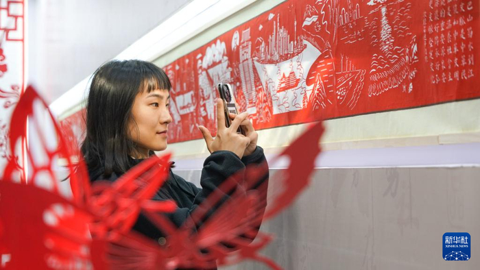 游客在参观剪纸作品展。新华社记者 熊翔鹤 摄