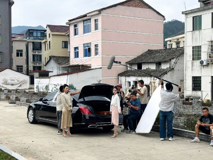 浙江横店，一部短剧的拍摄现场。摄影/本刊记者 孟倩