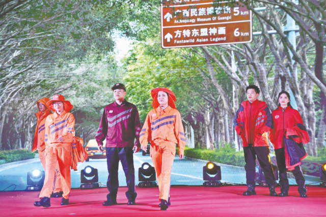 南宁市展示新款环卫工作服。 （南宁市市政和园林管理局供图）