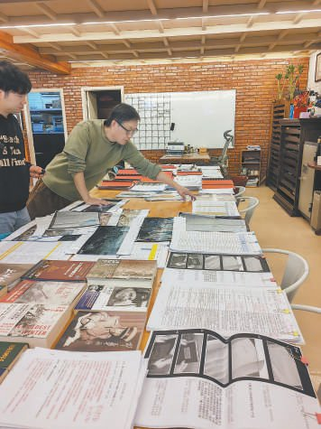 　　刘伟强在工作室桌上摆满了拍摄该剧所进行的案头工作。 本报记者 李夏至 摄