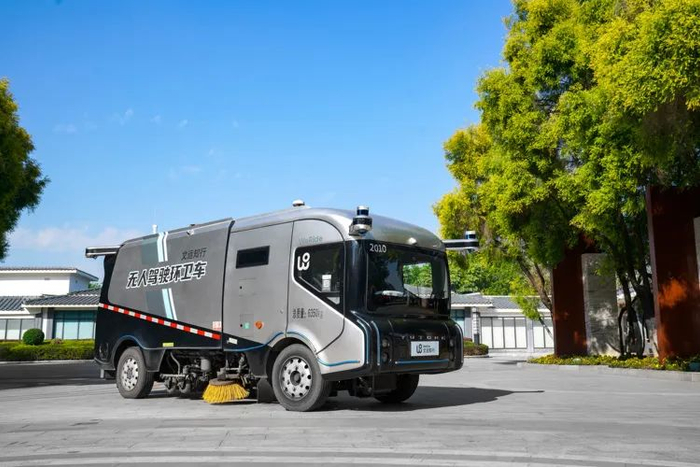 文远知行与宇通合作打造的无人驾驶环卫车 图源：文远知行