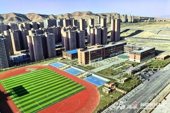 新疆生产建设兵团第十二师西山新区基础教育集团佳源丝路文化城校区已建成。高迪摄