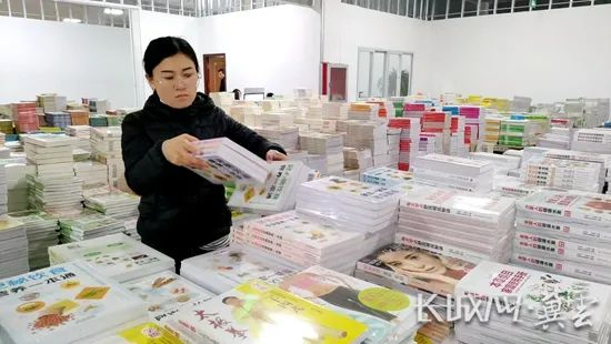 北京南岸书香文化发展有限公司工作人员正在整理图书。长城网·冀云客户端记者 祝雪娟 摄