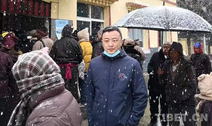 图为四川省阿坝藏族羌族自治州红原县瓦切镇大雪纷飞摄影：丰朝辉