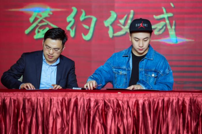 周旭辉与释小龙签约代言