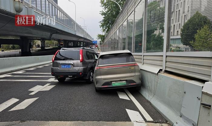 沈鹏驾车拦停失控汽车（右）