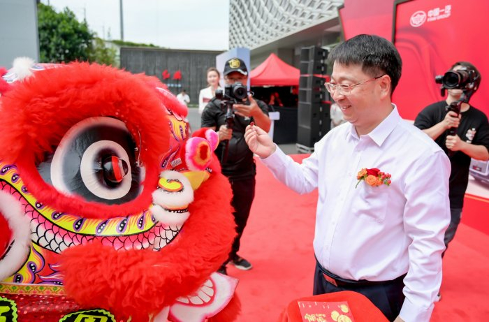 　　方世力为瑞狮点睛并向一汽直营佛山红旗体验中心致以美好祝愿