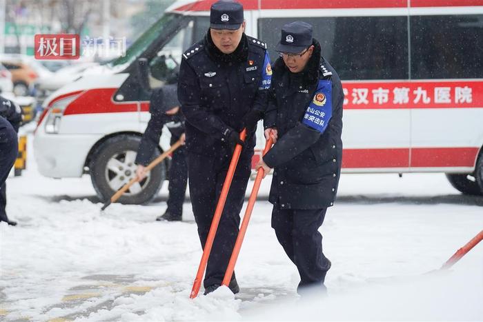 沈鹏（左）和同事扫雪保畅（资料图）