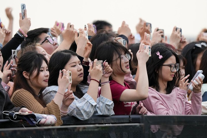 4月13日，观众在2024南京江豚音乐节活动现场拍照。新华社记者 李博 摄