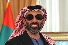 阿联酋Tahnoun王爷在公开场合一直戴墨镜。图片来源:Gulf States Newsletter