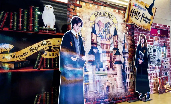 2024年10月11日， 浙江扬州一家影院内的哈利·波特全系列重映宣传海报。图/视觉中国