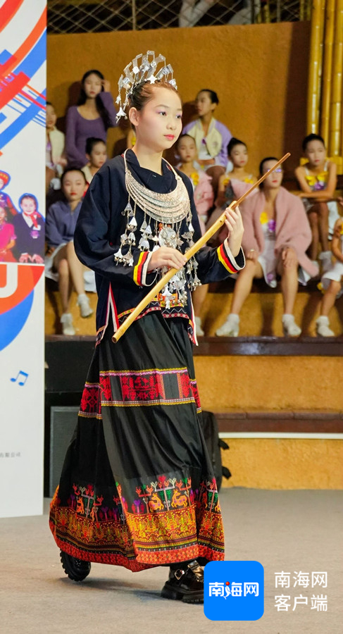 现场进行少儿模特走秀。主办方供图