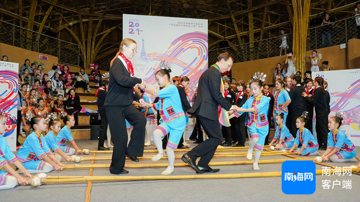 法国朋友现场体验竹竿舞，感受民族风情。主办方供图