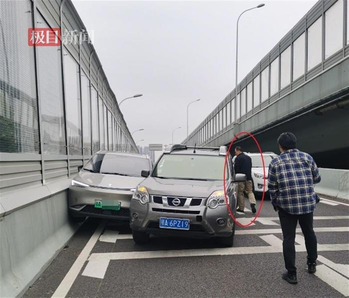 沈鹏（红圈）驾车拦停失控汽车