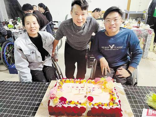     2021年12月5日，申建雨（中）与同事一起庆祝公司成立5周年。 受访者供图