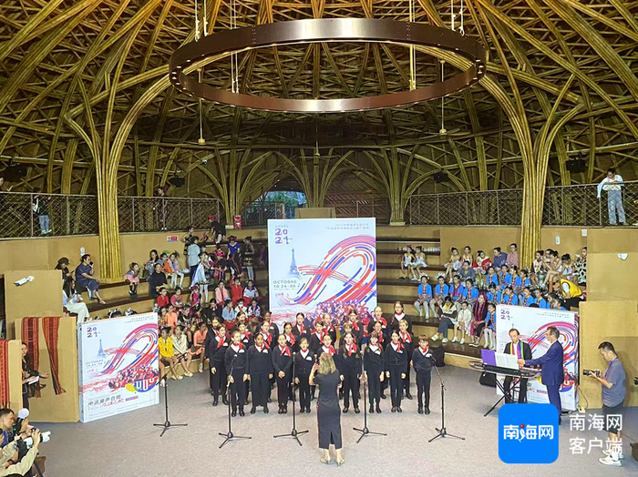 2024年海南省五指山市“中法童声合唱友谊之桥”音乐会在五指山水满乡毛纳村上演。记者 陈望 摄