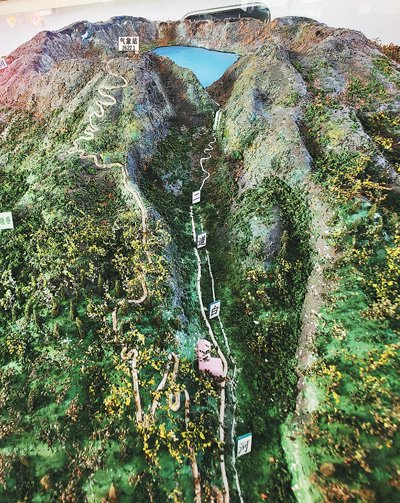 图为吉林省中医药科学院长白山等比例微缩景观。