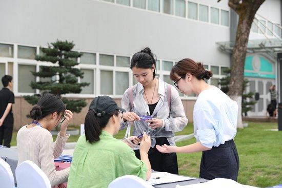 2024“青年与海”人才科技周期间，年轻人在交流“人才码”。活动主办方供图