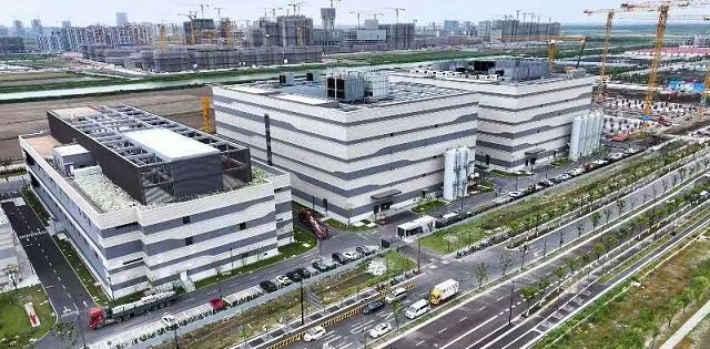 　　中国电信临港智算谷外景 本报记者 杨洁 摄
