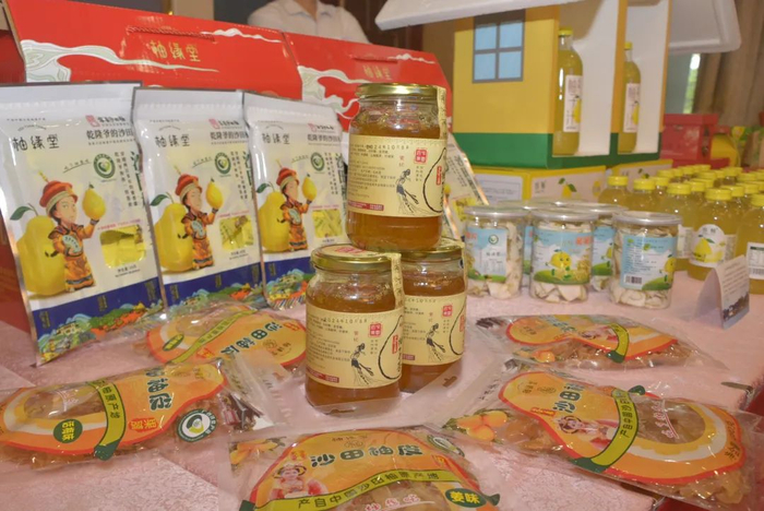 ▲以柚子为原料的系列产品。记者 莫淑媛 摄
