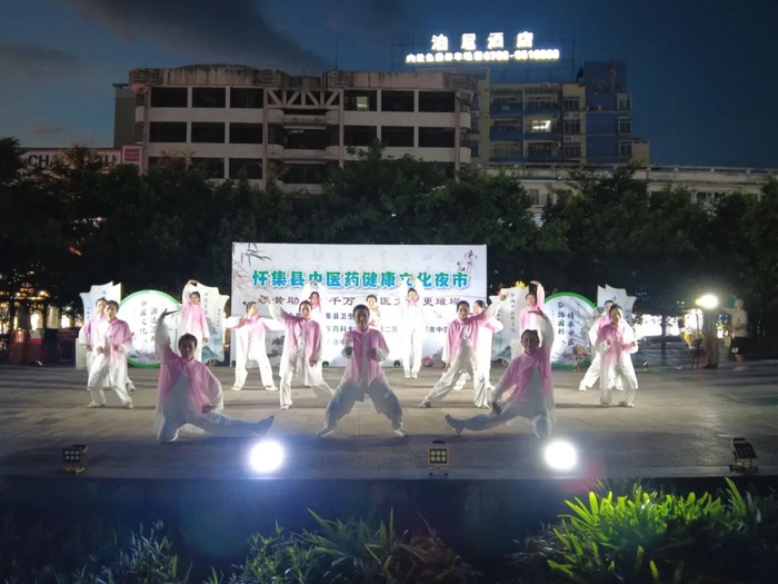 △现场中医八段锦表演。图源 怀集县中医院