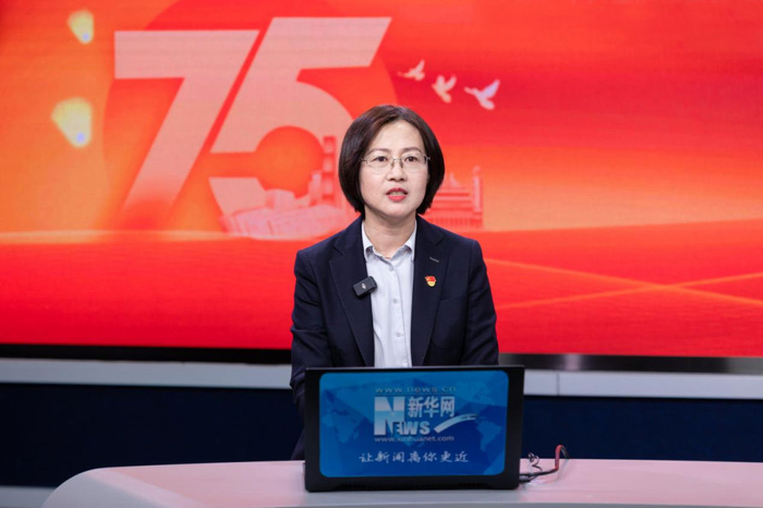 图为人保财险重庆分公司党委书记、总经理肖莉接受访谈