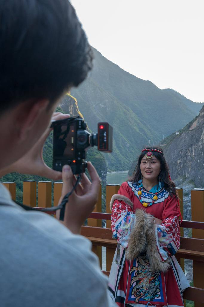 10月27日，游客身着民族服饰在虎跳峡景区拍照留念。新华社记者 彭奕凯 摄