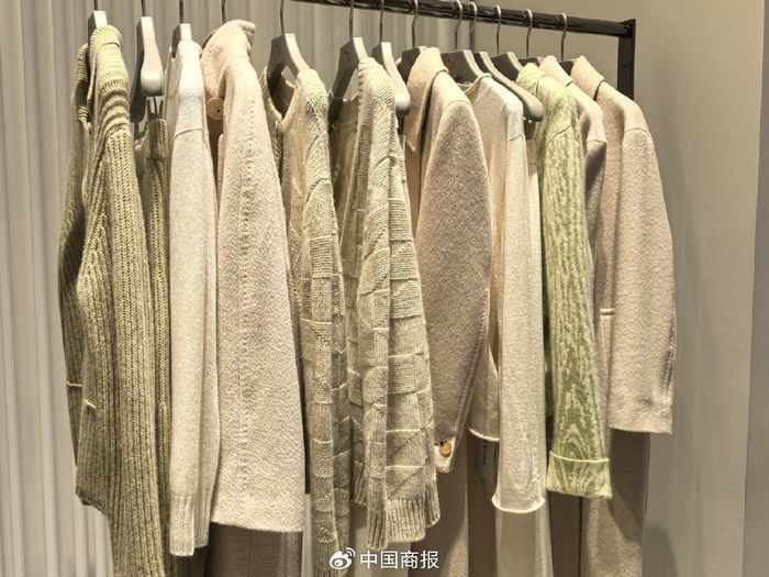 因为原料产量稀少且成品柔软、轻盈、保暖，羊绒被誉为“软黄金”，羊绒服饰也往往价格不菲。（中国商报记者 于佳鑫/摄）