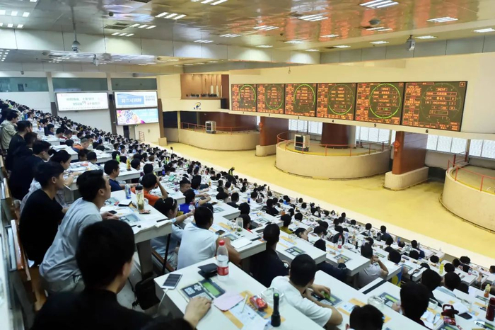 昆明国际花卉拍卖交易中心拍卖交易大厅 昆明市委宣传部 供图